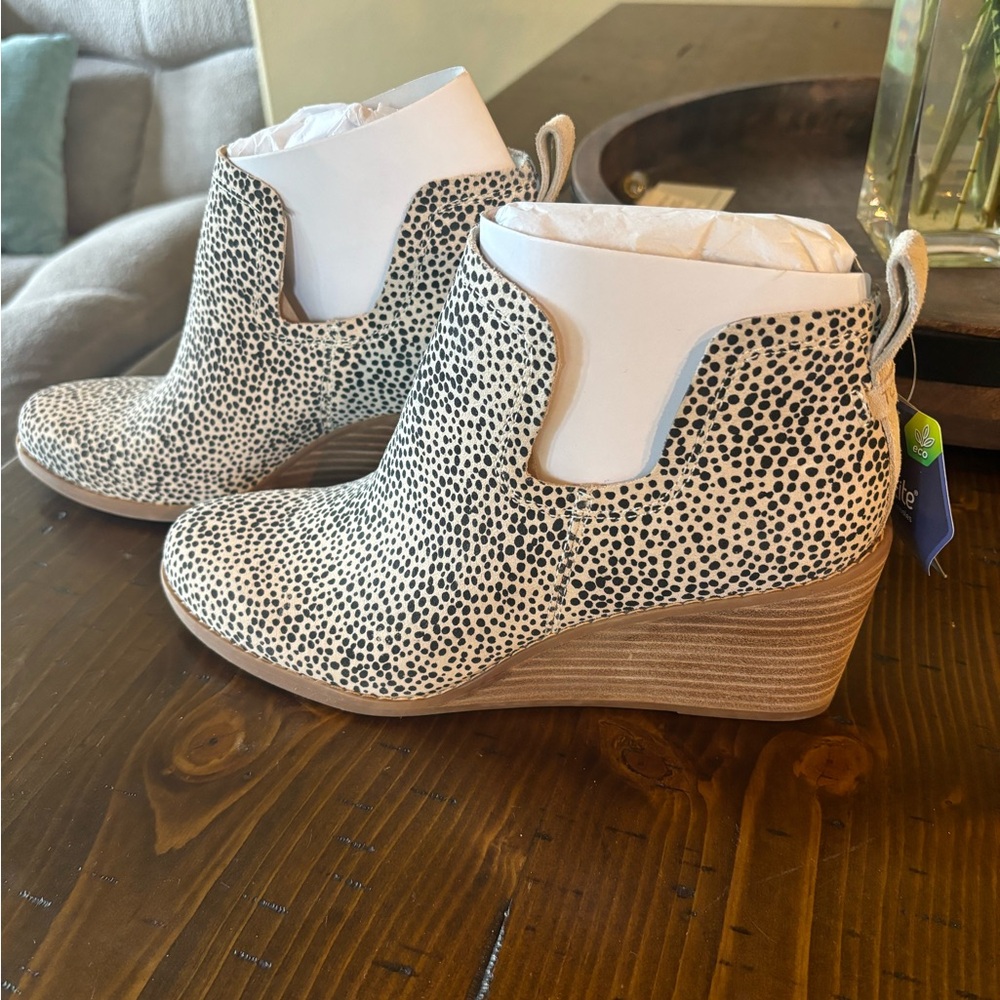 Tom’s Kallie Wedge